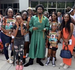 Mo Odom with family and friends at her son, Que's graduation.